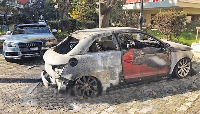 To «πάρτι» εμπρησμών συνεχίζεται! Μπουρλότο 20 οχήματα στην Αττική