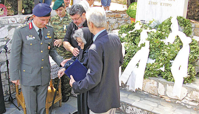 Λεηλάτησαν το σπίτι της μητέρας ήρωα καταδρομέα που «έπεσε» στην Κύπρο το 1974