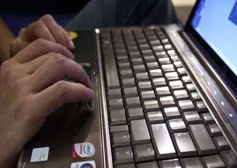 Σπουδαστής απειλούσε 25χρονη ότι θα ανεβάσει τολμηρές φωτογραφίες της αν δεν τον πλήρωνε