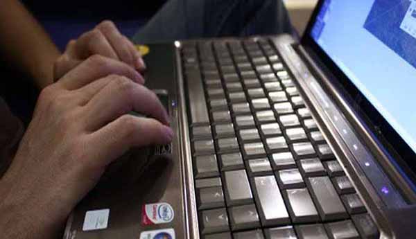 Σπουδαστής απειλούσε 25χρονη ότι θα ανεβάσει τολμηρές φωτογραφίες της αν δεν τον πλήρωνε