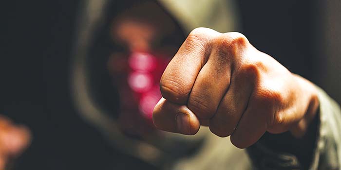 Κουκουλοφόροι έστησαν καρτέρι σε νεαρό και τον ξυλοκόπησαν μέχρι λιποθυμίας