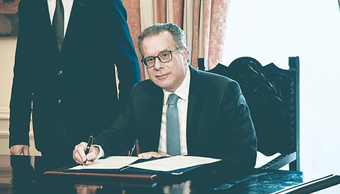 Ο Κουμουτσάκος κατάφερε να στείλει 400 (όλους κι όλους) μετανάστες στη Γαλλία