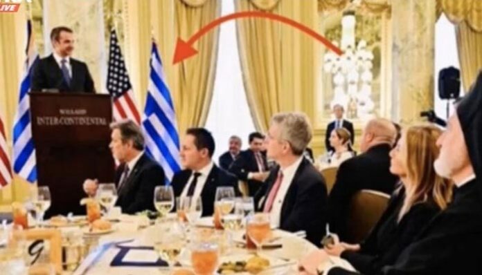 Σε δείπνο ομογενών στις ΗΠΑ, όπου μίλησε ο Μητσοτάκης, οι ελληνικές σημαίες ήταν ανάποδα!