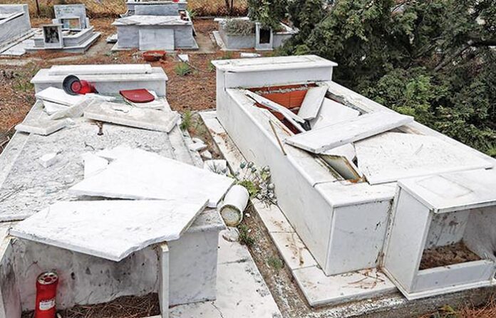 Στα χέρια της Αστυνομίας οι νεαροί Ρομά που βεβήλωσαν τάφους στο Πλατύ