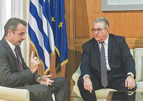 Ο «μπλε» Δημήτρης Κουτσούμπας και ο «κόκκινος» Κυριάκος Μητσοτάκης