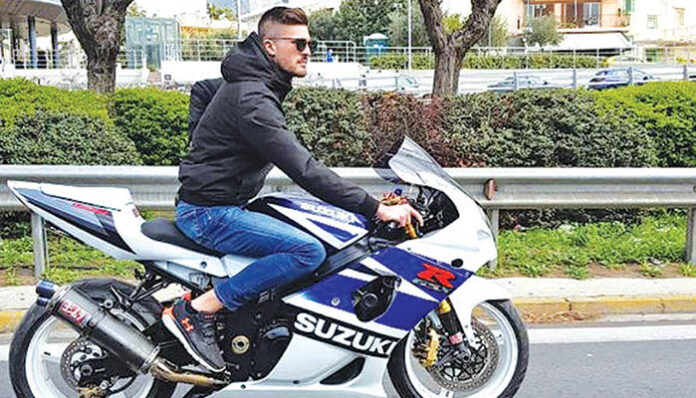 Ανθρωποκυνηγητό για τον ασυνείδητο οδηγό που χτύπησε νεαρό με μηχανή και τον άφησε να «σβήσει»