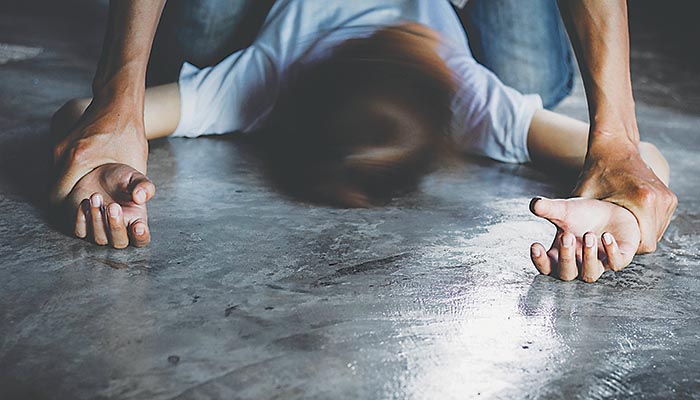 Αλβανός έδεσε τη μάνα και βίασε την κόρη της!