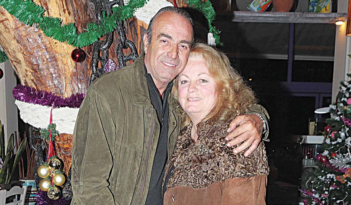 Η πρόταση στη σύζυγο του Γιώργου Βασιλείου, Λία, από τον συγγραφέα Ντίνο Κουμπάτη για τη βιογραφία του ηθοποιού