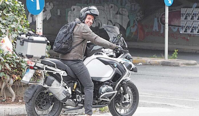 Ο Σάββας Πούμπουρας διέψευσε και τον εαυτό του για το ατύχημα με τη μοτοσικλέτα του