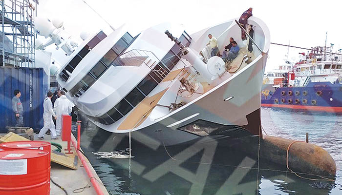 Πανάκριβη θαλαμηγός Σαουδάραβα πρίγκιπα μισοβυθίστηκε σε ναυπηγείο του Περάματος