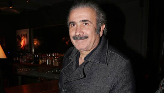 Συγκινημένος ο Λάκης Λαζόπουλος υποδέχθηκε τις κόρες του Κώστα Βουτσά στην παράσταση «Βρε καλώς τους»