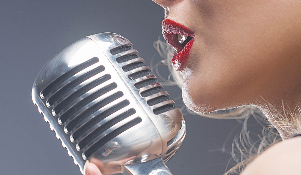 Μπλέκουν τραγουδίστρια σε ροζ βίντεο