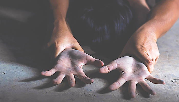 Κατήγγειλε τον διαρρήκτη σύντροφό της γιατί πήγε να βιάσει τη 17χρονη κόρη της