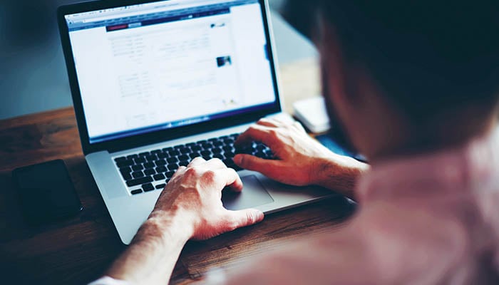 «Καμπάνα» σε ανώμαλο γεροξεκούτη που έκανε ανήθικες προτάσεις μέσω facebook σε μια 14χρονη