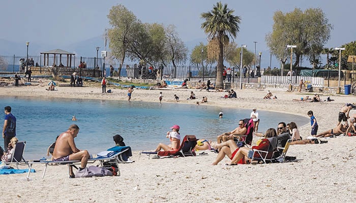 Ασυνείδητοι αψήφησαν τις κυβερνητικές οδηγίες και πήγαν για μπάνιο!