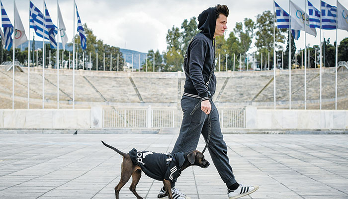 Η «Daily Telegraph» υποκλίνεται στους Έλληνες για την ψυχραιμία τους