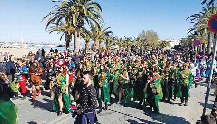 Χιλιάδες καρναβαλιστές διασκέδασαν αψηφώντας την απαγόρευση των παρελάσεων λόγω κορονοϊού