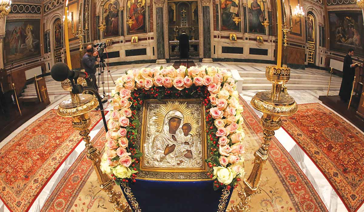 Πιστοί σε εκκλησία στο Ηράκλειο Κρήτης: Άγιε Μηνά, σώσε μας από τον ιό!