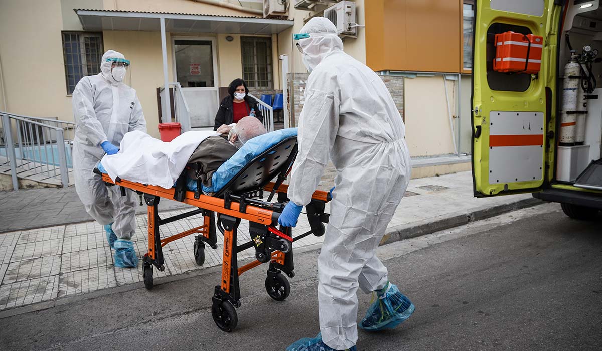 Τρόμος με κορονοϊό σε ιδιωτικές κλινικές – Τρεις νεκροί και δεκάδες κρούσματα