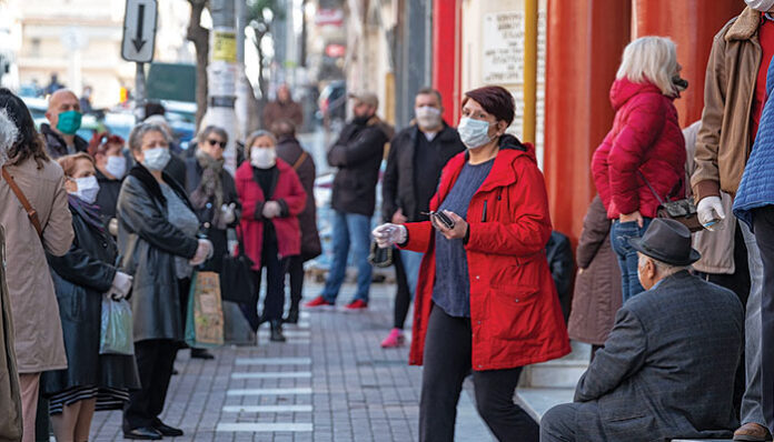 Ουρές και άγριο στριμωξίδι στα ΑΤΜ προκάλεσε την παρέμβαση ανδρών της ΕΛ.ΑΣ.