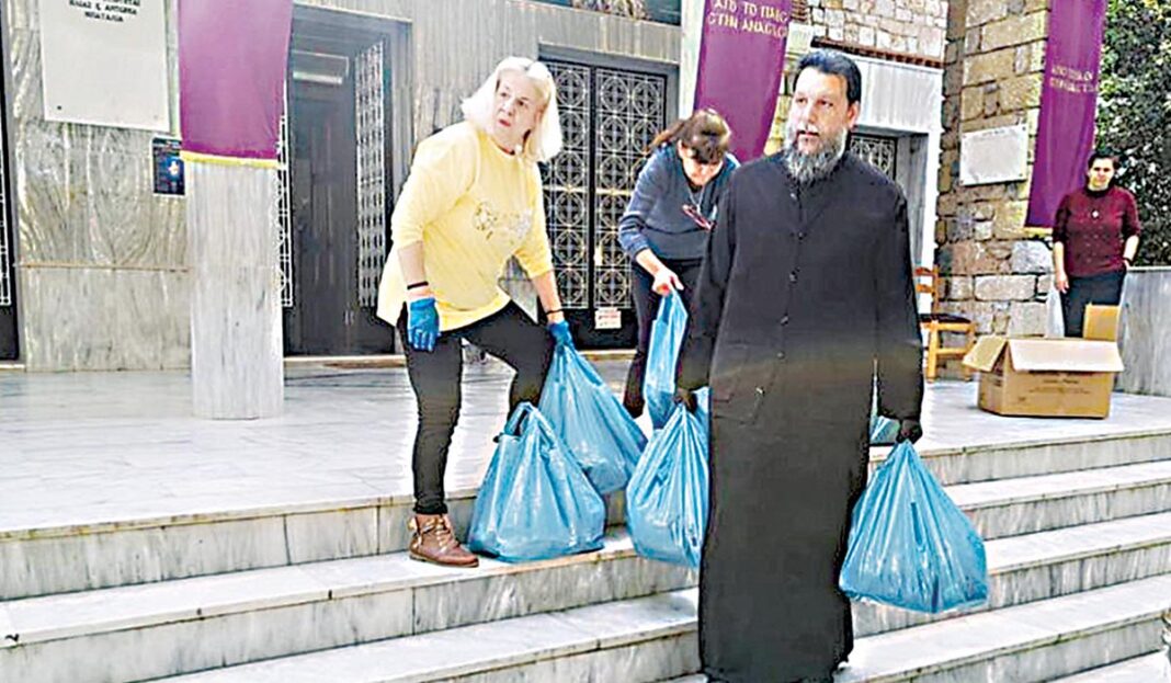 Ο μητροπολίτης Νέας Ιωνίας Γαβριήλ παρέδωσε 800 πακέτα αγάπης στις πόρτες των πιστών