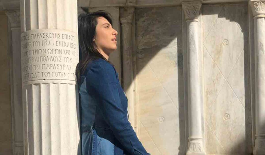 Η Τζένη Γεωργιάδη «χτυπάει» μουσικά τον κορονοϊό με  το νέο της τραγούδι «Πάντα για μας καλοκαίρι»
