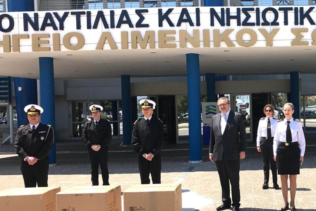 Γιώργος και Νικόλας Πατέρας δώρισαν στο Λιμενικό 35.000 μάσκες