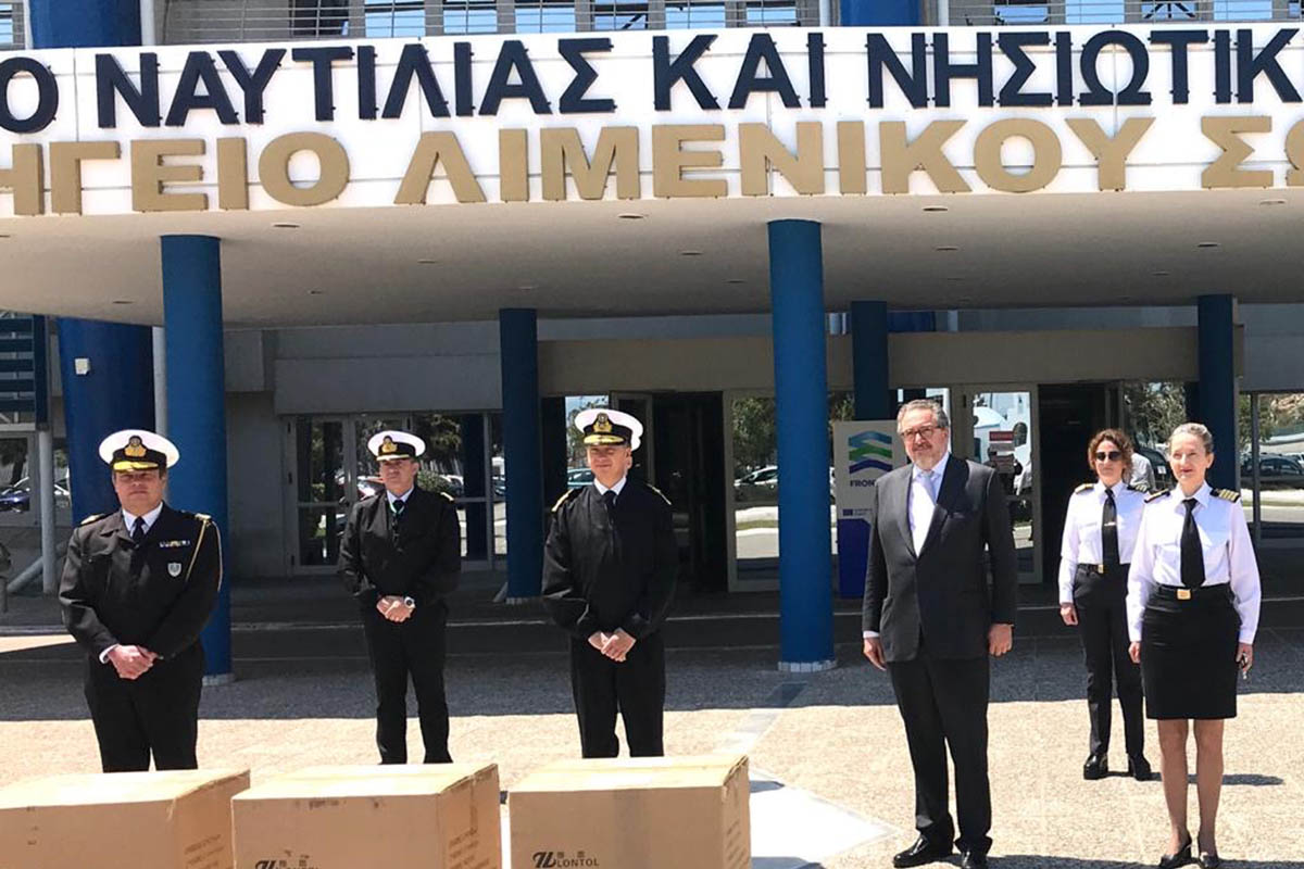 Γιώργος και Νικόλας Πατέρας δώρισαν στο Λιμενικό 35.000 μάσκες