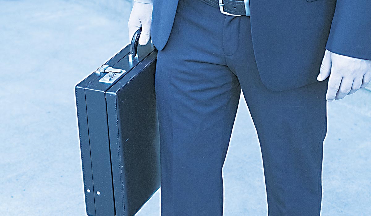 Δικηγόρος «έλιωνε» στο ξύλο τους γονείς και τη γιαγιά του για να τους αρπάζει χρήματα