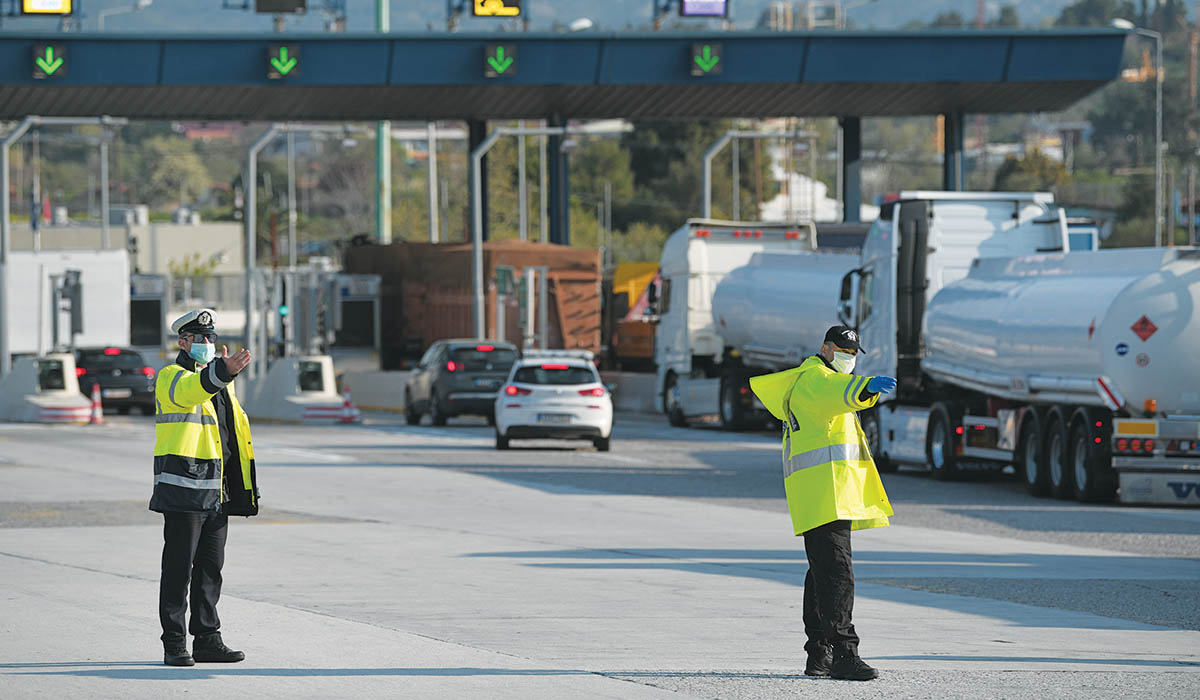 Νεαροί στη Σκιάθο έστησαν υπαίθριο πάρτι! Βροχή τα πρόστιμα σε… ξηρά και θάλασσα