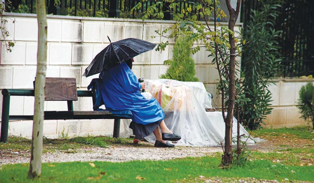 Απάνθρωπη εφαρμογή των περιοριστικών μέτρων σε άτομα που ζουν μέσα σε χαρτόκουτα!