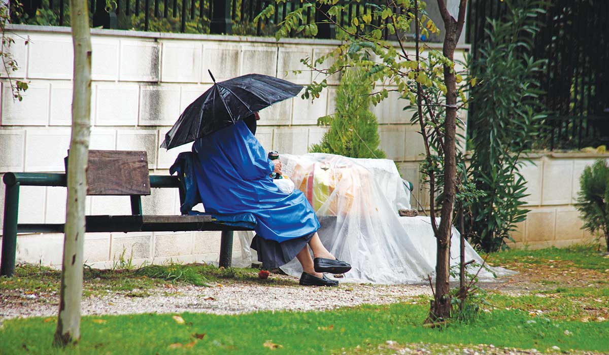 Απάνθρωπη εφαρμογή των περιοριστικών μέτρων σε άτομα που ζουν μέσα σε χαρτόκουτα!