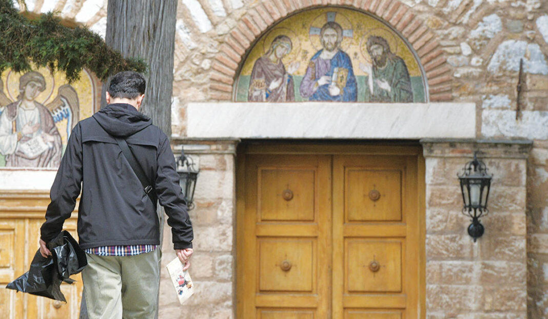 Οι κάμερες ασφαλείας έχουν καταγράψει τις κινήσεις του επίδοξου βομβιστή της Μονής Πετράκη