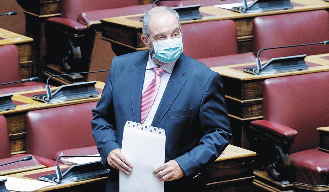 Αγνώριστος στη Βουλή ο πρώην πρωθυπουργός Κώστας Καραμανλής! Έβγαλε τη μάσκα και αποκάλυψε το μούσι του