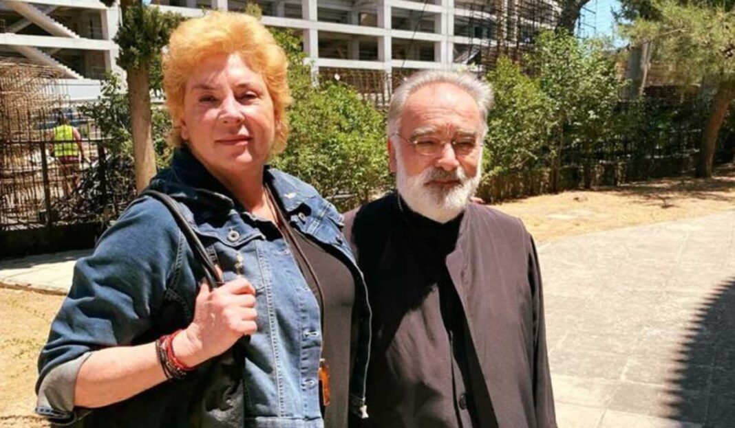 Αγνώριστη η Δήμητρα Λιάνη - Παπανδρέου! Πήγε στην εκκλησία για να λάβει τη θεία κοινωνία από τον αρχιμανδρίτη Τιμόθεο Ηλιάκη