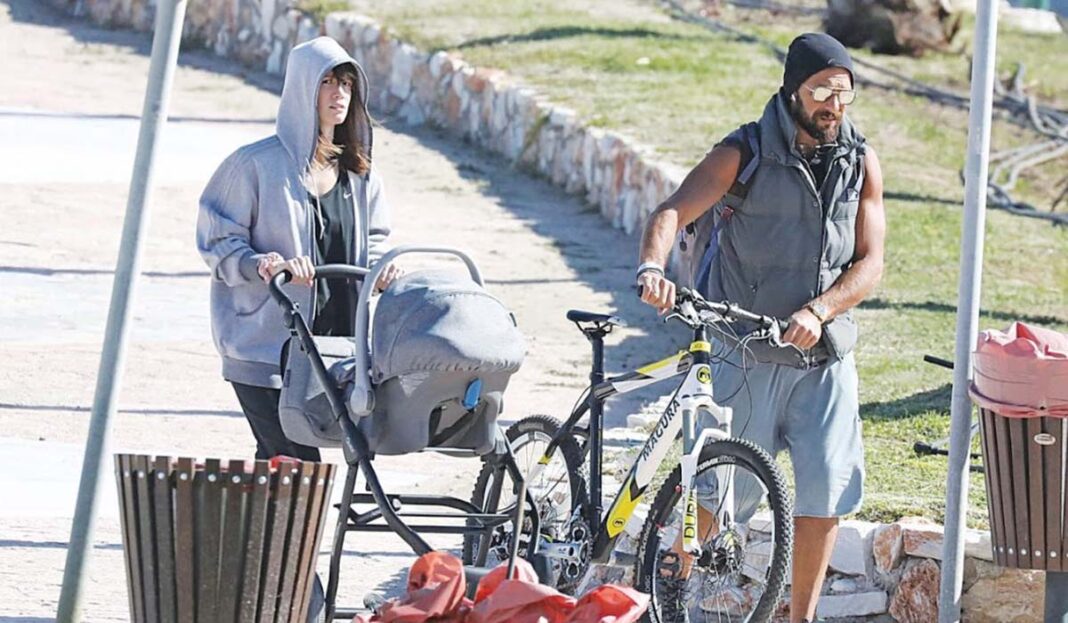 Βόλτα με το μωρό στη λιακάδα για τον Γιάννη Μαρακάκη και την σύζυγό του Νίκη Θωμοπούλου