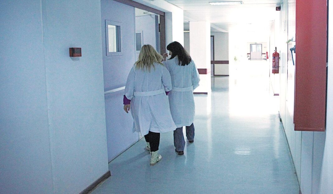 Ο αγώνας των νοσηλευτών για να διαφυλάξουν τους ίδιους και τους ψυχικά νοσούντες από τον ιό