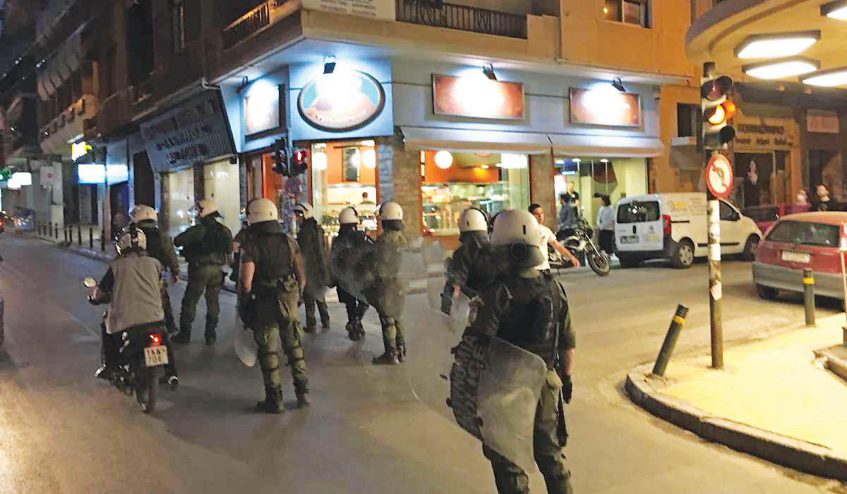 «Ντου» της Αστυνομίας στα υπαίθρια πάρτι, πόλεμος με ομάδες αντιεξουσιαστών