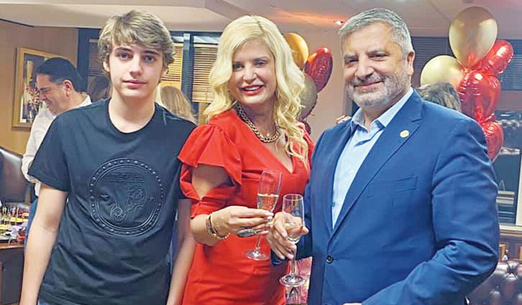 Glamorous πάρτι-έκπληξη από τη Μαρίνα Πατούλη και τον γιο τoυς, στον Γιώργο Πατούλη