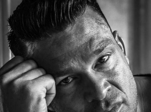 Κώστας Σόμμερ: Δείτε την ηλικία του και την τούρτα υπερπαραγωγή που του έκαναν για τα γενέθλιά του!