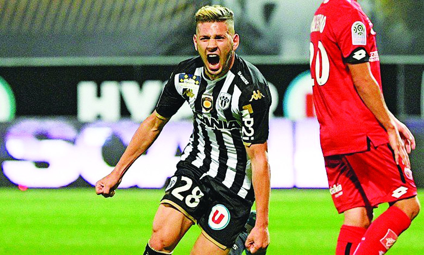 Ο Ελ Μελαλί της Ανζέ συνελήφθη να αυνανίζεται με τη γειτόνισσα