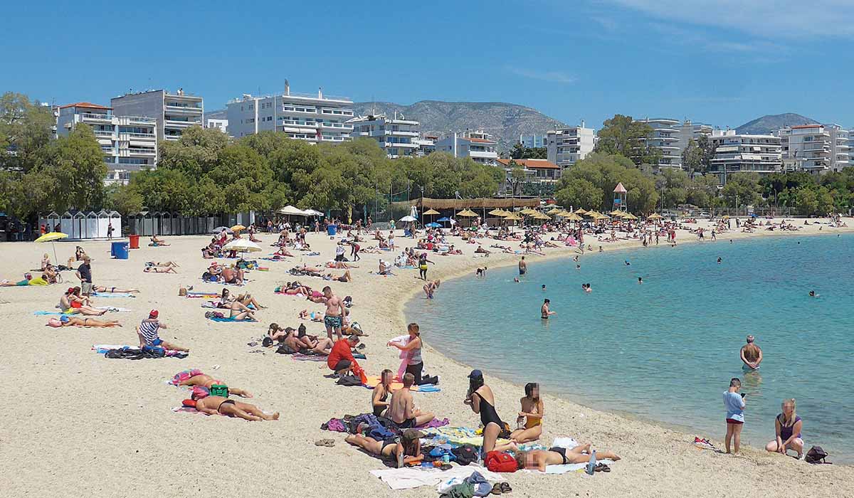 Λαϊκό προσκύνημα στις πλαζ το πρώτο Σαββατοκύριακο μετά το τέλος της καραντίνας