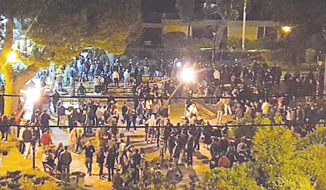 Υγειονομικές βόμβες τα υπαίθρια πάρτι! Σοβαρά επεισόδια στην Αγία Παρασκευή ανάμεσα σε ΜΑΤ και 300 νεαρούς