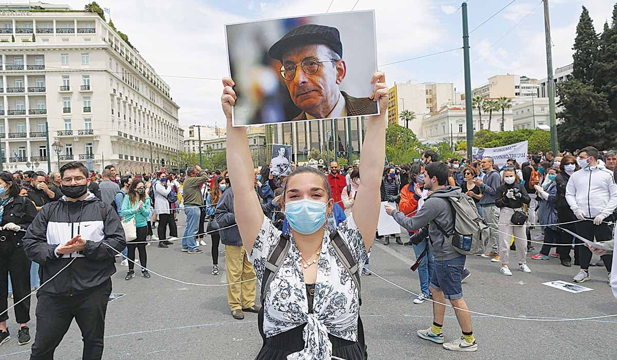 Ηθοποιοί, μουσικοί, τραγουδιστές και τεχνικοί φόρεσαν μάσκες και βγήκαν στον δρόμο ζητώντας την οικονομική στήριξη του κλάδου τους