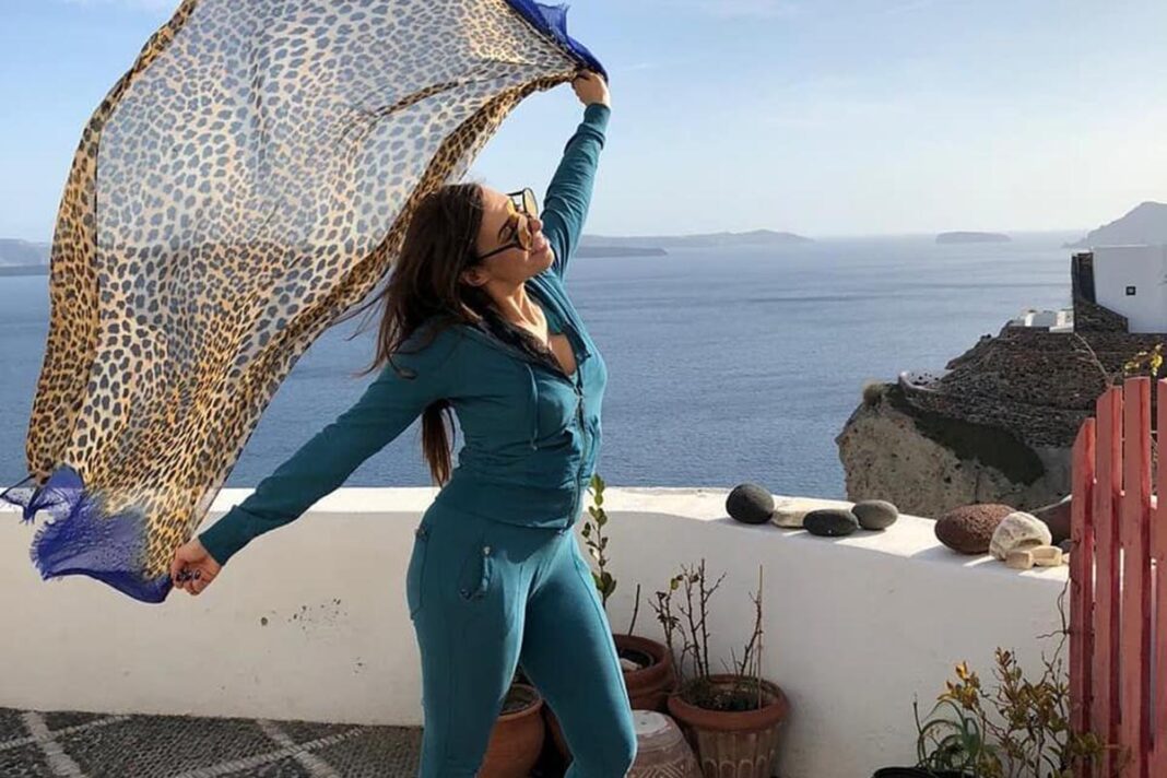 Η Μάγκυ Χαραλαμπίδου ταξίδεψε στην Σαντορίνη και… αναστάτωσε το νησί