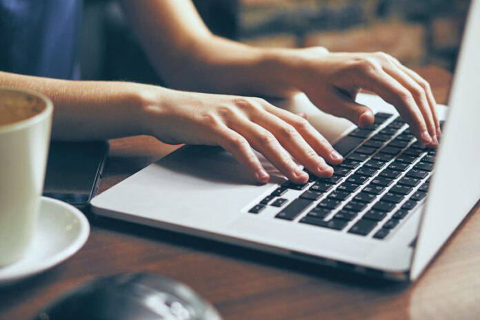 «Νιγηριανή  απάτη»! Eπιτήδειος έστειλε  e-mail σε αλλοδαπή  στην Πάτρα ότι  δήθεν κληρονόμησε  τεράστιο ποσό και  της έφαγε 52.000 €