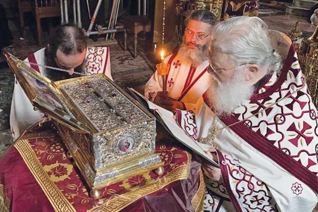 Ο γέροντας Εφραίμ συγκίνησε με την προσευχή του μπροστά στην Αγία Ζώνη για τον τερματισμό της πανδημίας