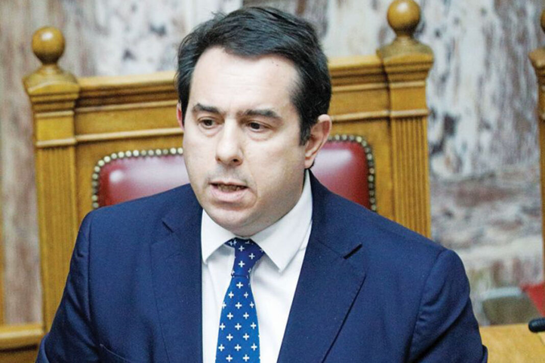 Ο Μηταράκης φόρτωσε στους αλληλέγγυους τις ευθύνες  για τη μετατροπή της πλ. Βικτωρίας σε καταυλισμό μεταναστών