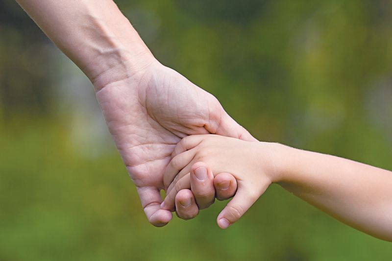 Πλήθος κόσμου έσπευσε να στηρίξει την 9χρονη που κατέρρευσε  από την πείνα και την άνεργη μητέρα της