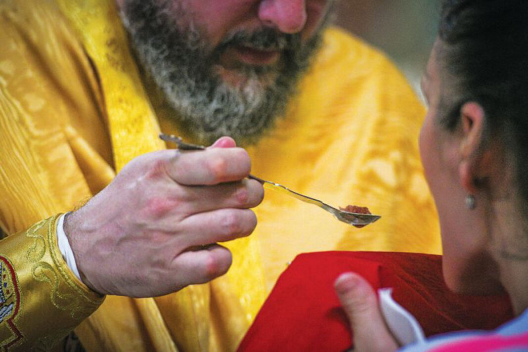 Το Οικουμενικό Πατριαρχείο βάζει  τέλος στο μυστήριο της θείας κοινωνίας με πολλαπλά ή μιας χρήσης κουτάλια
